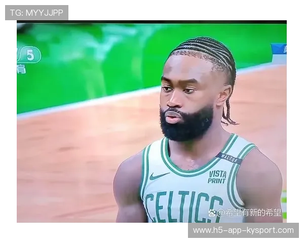 球员怒摔球衣下场！主帅表情耐人寻味